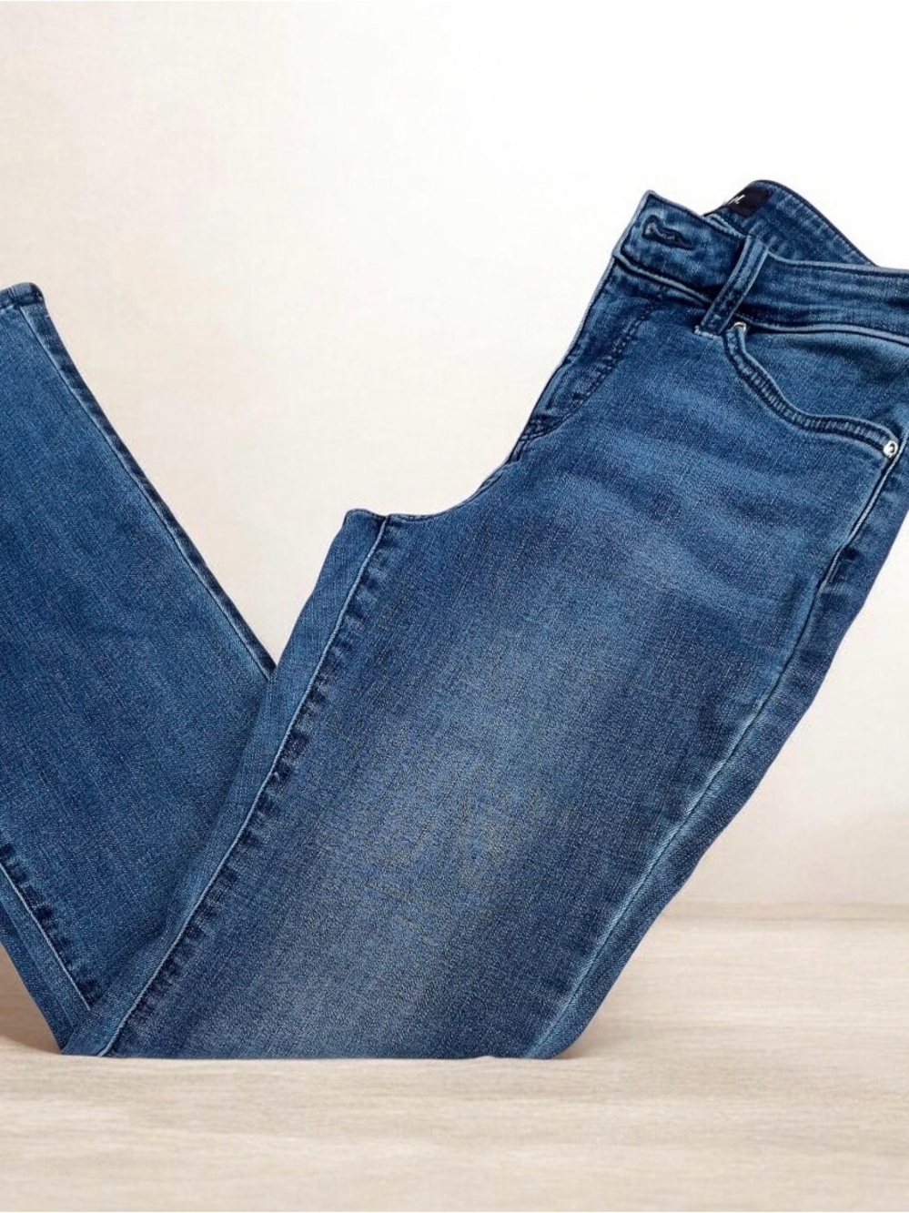 NYDJ Slim Stretch Skinny Jeans in Medium Blue Wash. size 4.